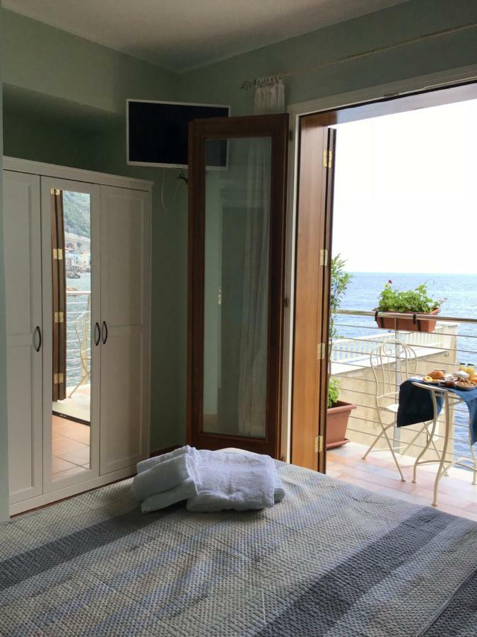 Camera Matrimoniale con Balcone e Vista Mare